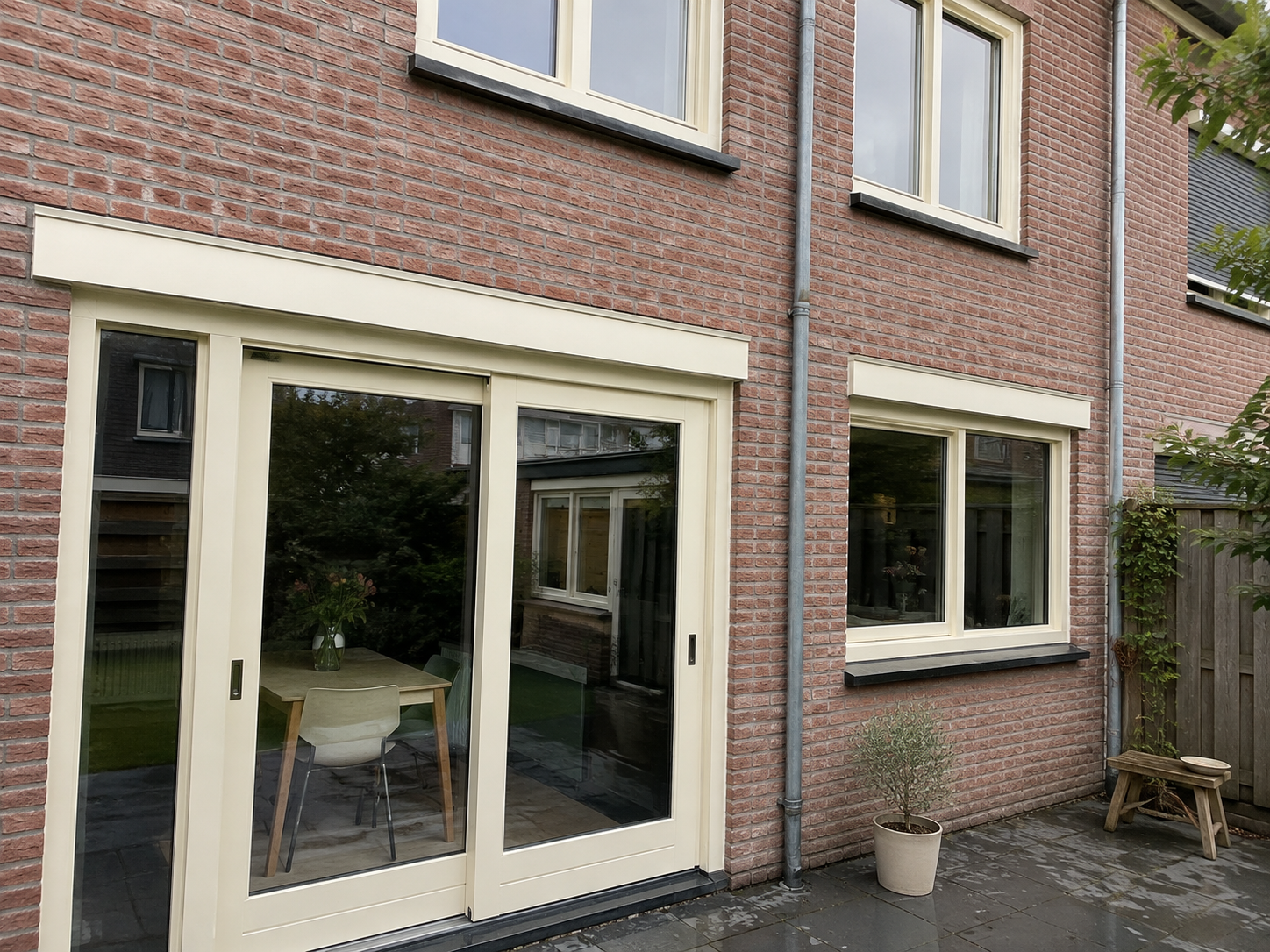 Geschilderde achtergevel met schuifpui