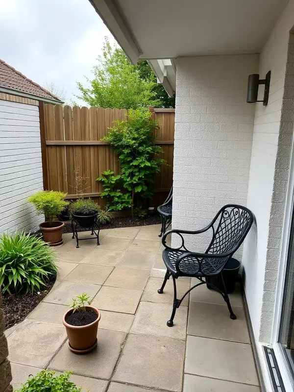 Terras met betontegels naast de woning.